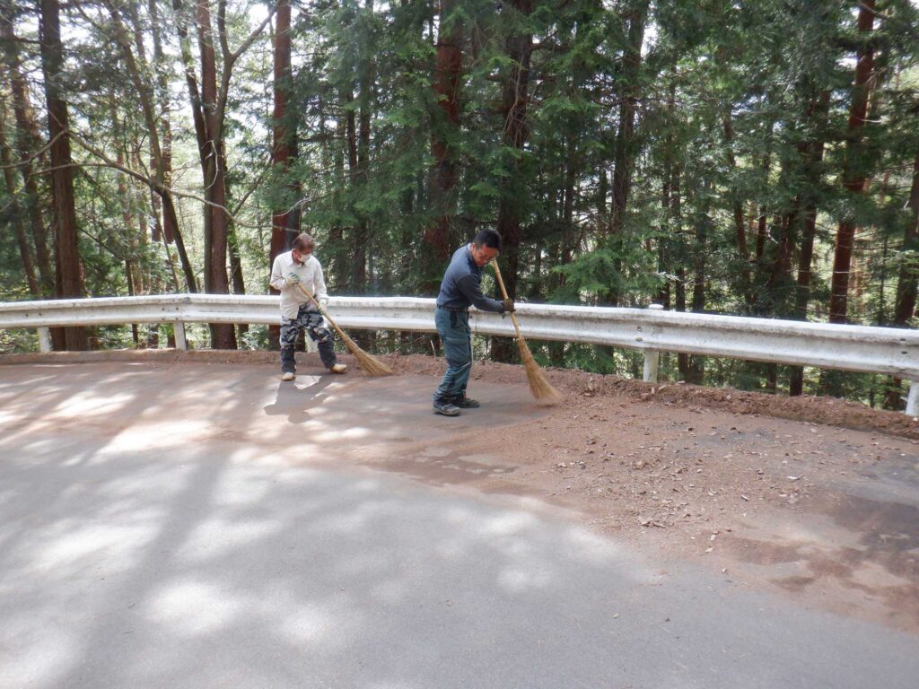 天上山の側溝清掃